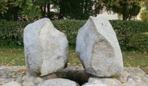 Strūklaka - piemiņas akmens