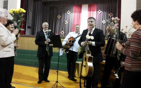 Alojas novada seniorus priecēja svētku koncerts