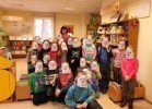Pirmklasnieki ciemojās Alojas pilsētas bibliotēkā