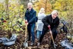 Pašvaldības pārstāvji iestāda simbolisku rododendru dārzu Mežaparkā