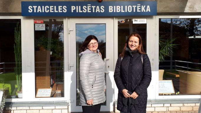 Staiceles pilsētas bibliotēkā ar bērniem diskutē rakstniece Agnese Zarāne